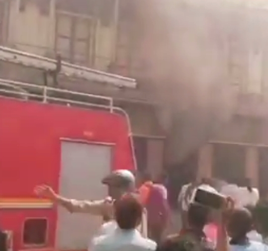 वाराणसी में फैब इंडिया के शोरूम में भीषण आग, लाखों के कपड़े जलकर खाक