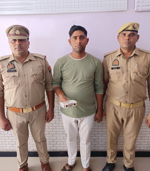वर्दी पहनकर ठगी ! फिरोजाबाद पुलिस ने मनी ट्रांसफर दुकान पर धोखाधड़ी करने वाले हाथरस के सिपाही को गिरफ्तार किया