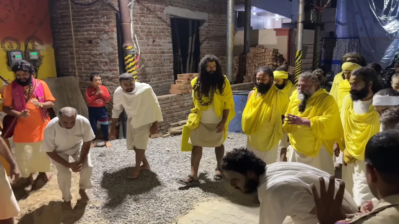 स्वास्थ्य लाभ के बाद प्रेमानंद महाराज ने भक्तों को दिए दर्शन, आश्रम के चारों ओर लगाई परिक्रमा, 'राधे-राधे' के जयकारों से गूंजा पूरा मार्ग