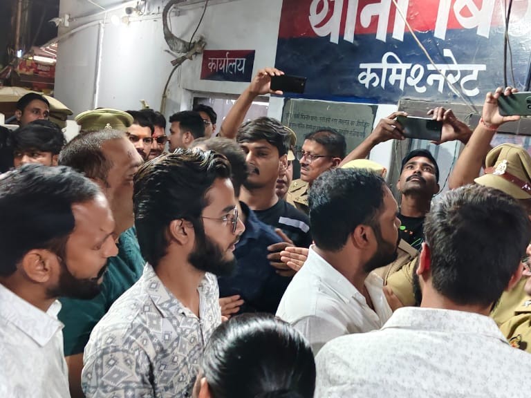 लखनऊ में 'गुंडा टैक्स' न देने पर भाइयों को बेरहमी से पीटा, बीजेपी कार्यकर्ताओं ने थाना घेरा, पुलिस के खिलाफ की नारेबाजी