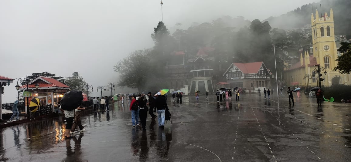 हिमाचल में बर्फबारी और बारिश से बढ़ी ठंड, कई रास्ते बंद, येलो अलर्ट जारी