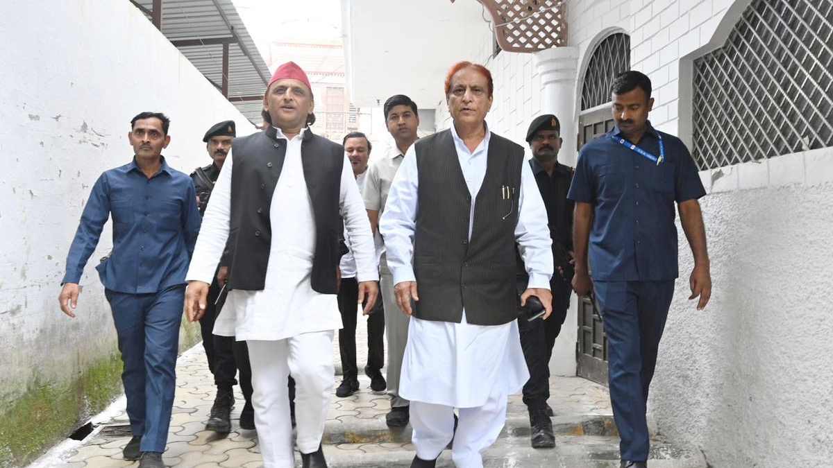 रामपुर में आजम खान से मिलकर अखिलेश यादव ने कसा बीजेपी पर तंज, झूठे मुकदमों और पीडीए पर साधा निशाना