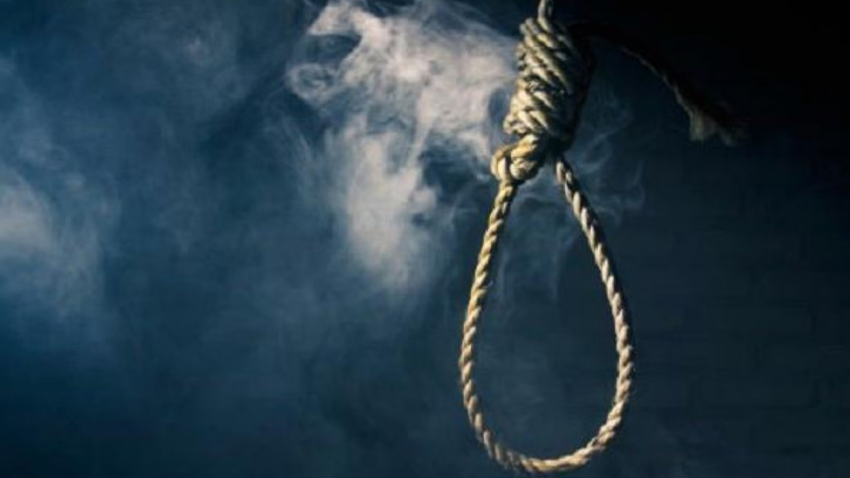 अमरोहा में दंपती ने फंदा लगाकर की आत्महत्या, कमरे में लटके शवों के बीच सो रहे थे तीन मासूम बच्चे, परिवार में मातम