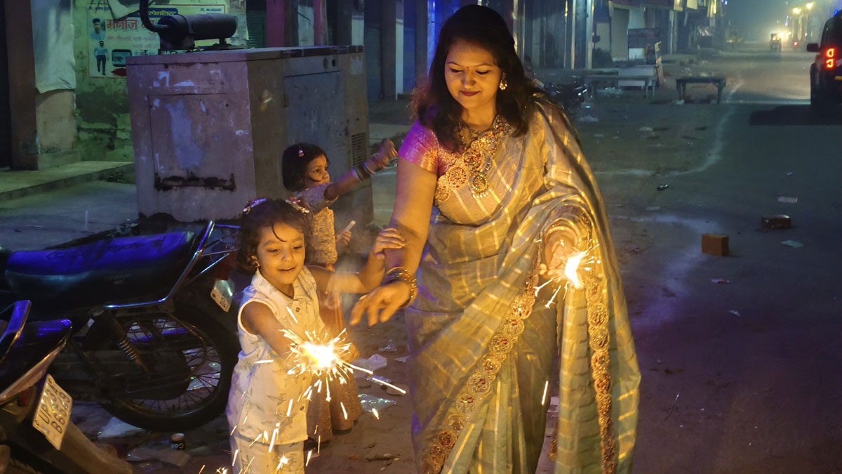 अमरोहा में दीपों का समंदर: झिलमिल रोशनी और आतिशबाजी से जगमगाया पूरा शहर, हर गली में गूंजा उल्लास
