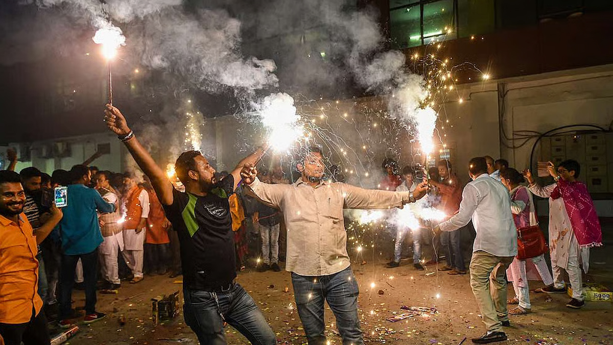 दीपावली से पहले अमरोहा में आतिशबाजी की तैयारी पूरी, 14 सेलिंग पॉइंट तय, अवैध बिक्री पर होगी सख्त कार्रवाई