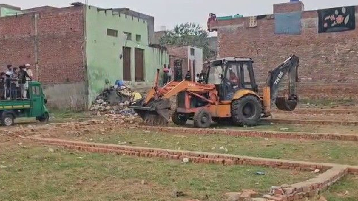 अमरोहा में प्रशासन की बड़ी कार्रवाई! अवैध प्लाटिंग पर चला बुलडोज़र, कई प्लॉट जमींदोज़