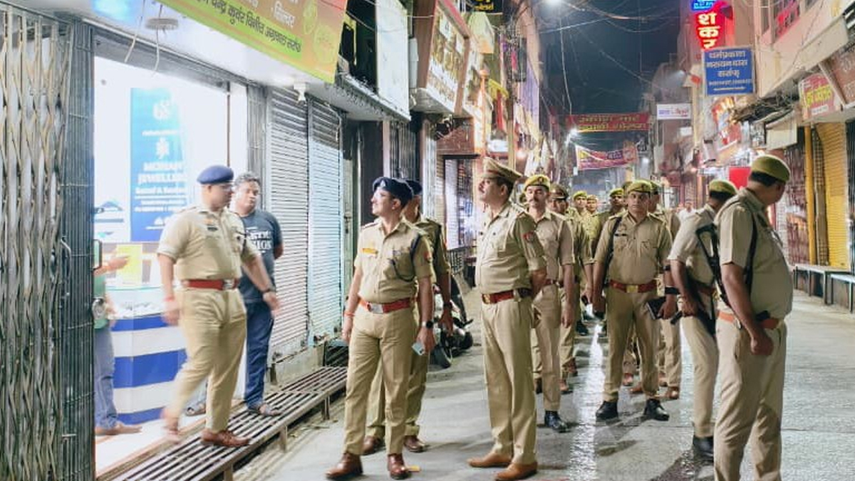 अमरोहा में त्योहारों से पहले पुलिस अलर्ट मोड पर, एसपी ने बाजारों में पैदल गश्त कर सुरक्षा इंतज़ामों की ली समीक्षा