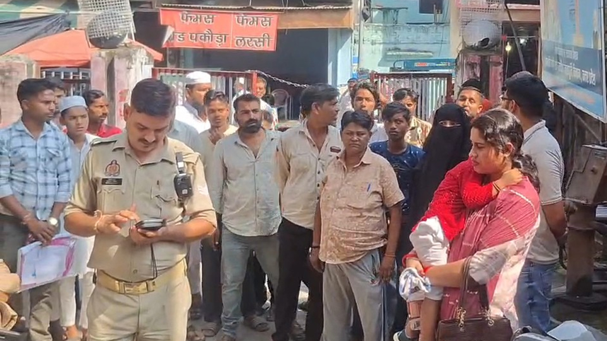 अमरोहा डाकघर में हंगामा: सिपाही से मारपीट और फायरिंग का आरोप, पत्नी-बच्चे के साथ पहुंचे थे आधार कार्ड बनवाने