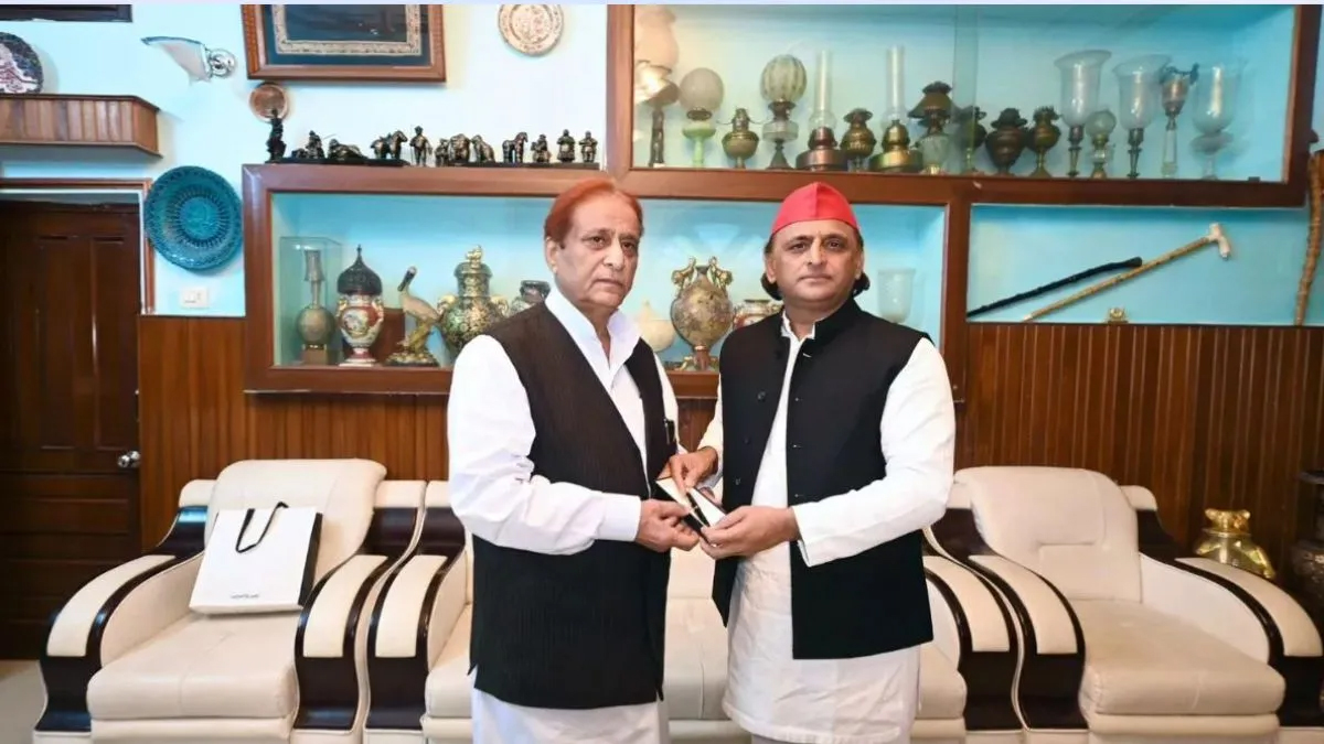 आजम-अखिलेश की मुलाकात ने बढ़ाया सियासी पारा: जेल से रिहाई के बाद आजम ने दिखाई अपनी ताकत
