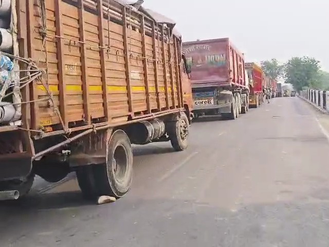 बांदा में अवैध बालू खनन पर बड़ा खुलासा: स्टिंग वीडियो में रिश्वत लेते पकड़े गए पुलिसकर्मी, एसपी ने की तत्काल कार्रवाई