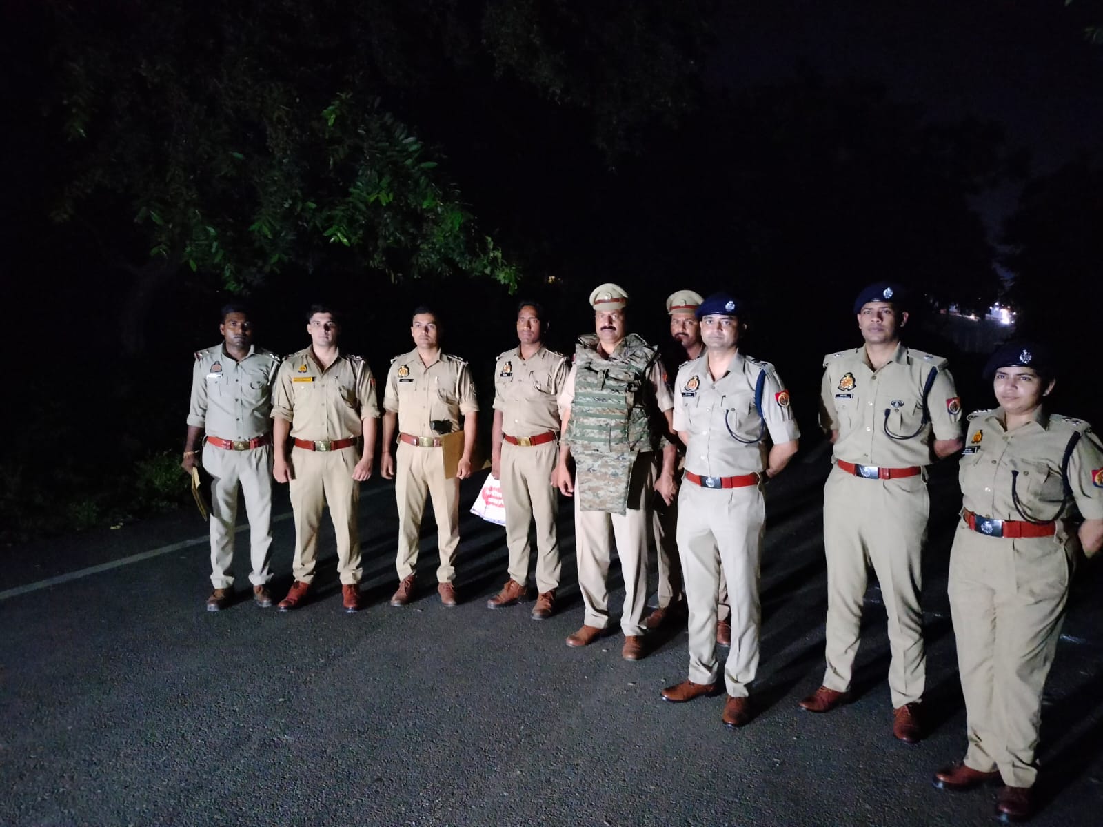 प्रयागराज में पुलिस मुठभेड़ में बदमाश गोली लगने से घायल, अवैध तमंचा व चेन बरामद
