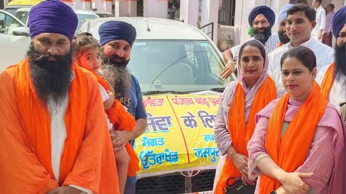 बिजनौर से पंजाब बाढ़ पीड़ितों को भेजी 2.5 करोड़ की राहत सामग्री, जिलाधिकारी जसजीत कौर ने दिखाई हरी झंडी