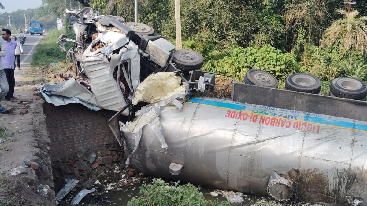 बिजनौर में मेघपुर मोड़ पर गैस टैंकर पलटा, चालक और परिचालक की मौत, पुलिया क्षतिग्रस्त