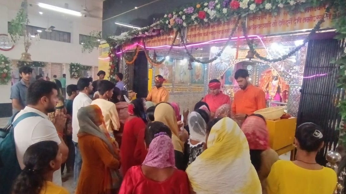 बिजनौर में नवमी पर उमड़ा भक्तों का सैलाब, मंदिरों में मां के जयकारों से गूंजा माहौल, सुरक्षा व्यवस्था रही चाक-चौबंद