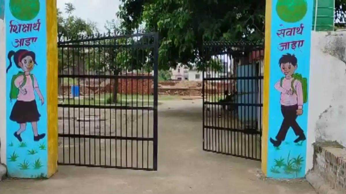 बिजनौर स्कूल में बच्चे को कक्षा में बंद कर घर चले गए शिक्षक, IAS ने सुनी रोती आवाज, अब होगी कड़ी कार्रवाई