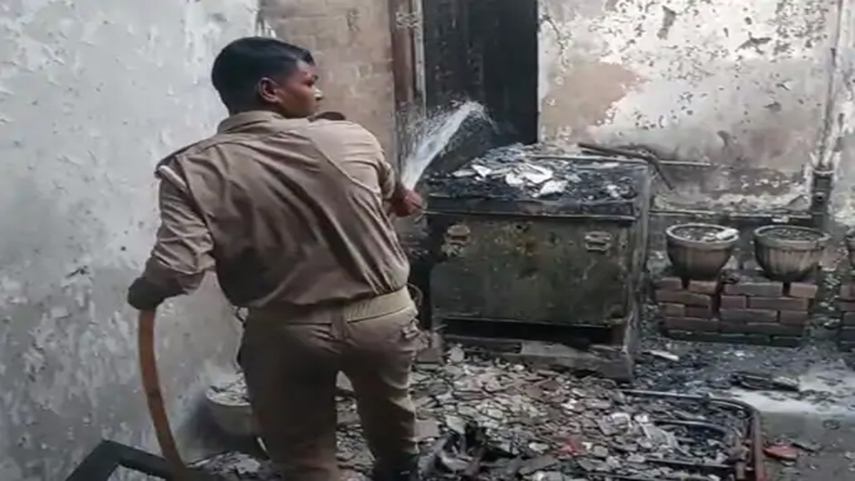 संभल में भाजपा सभासद के घर लगी आग: चोरी के बाद परिवार की जिंदगी खतरे में