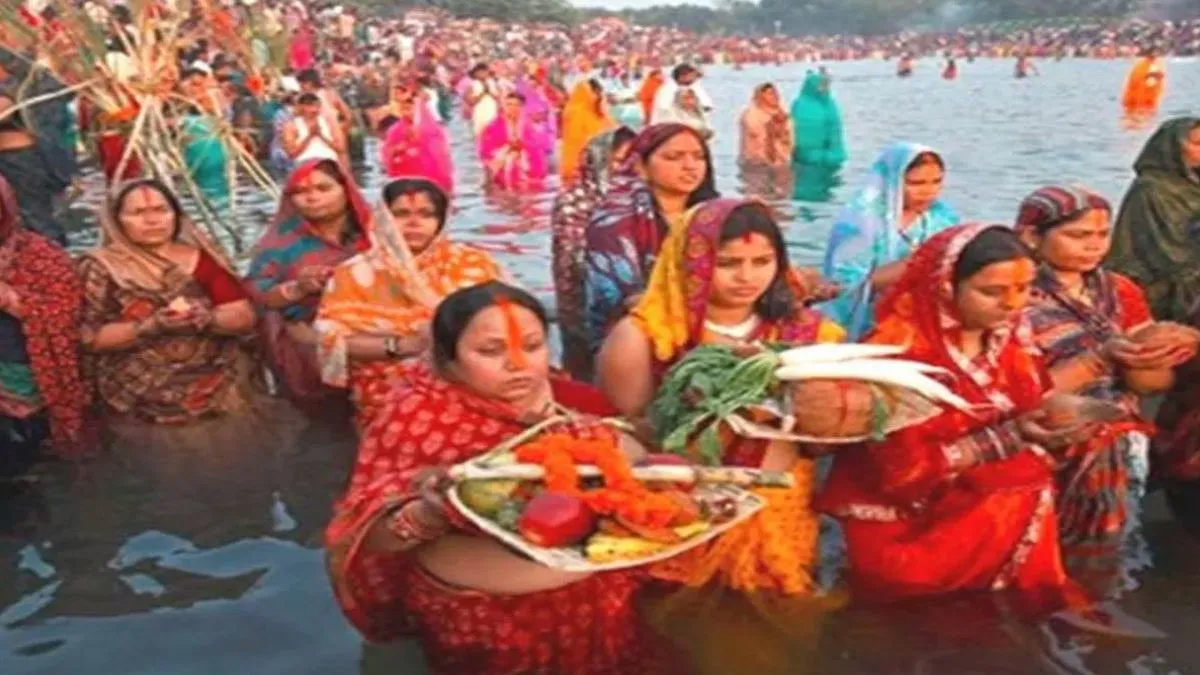 जुहू तट से उठे छठ के 'सूर्य': 34 साल पहले 60 परिवारों की शुरुआत, आज लाखों की आस्था