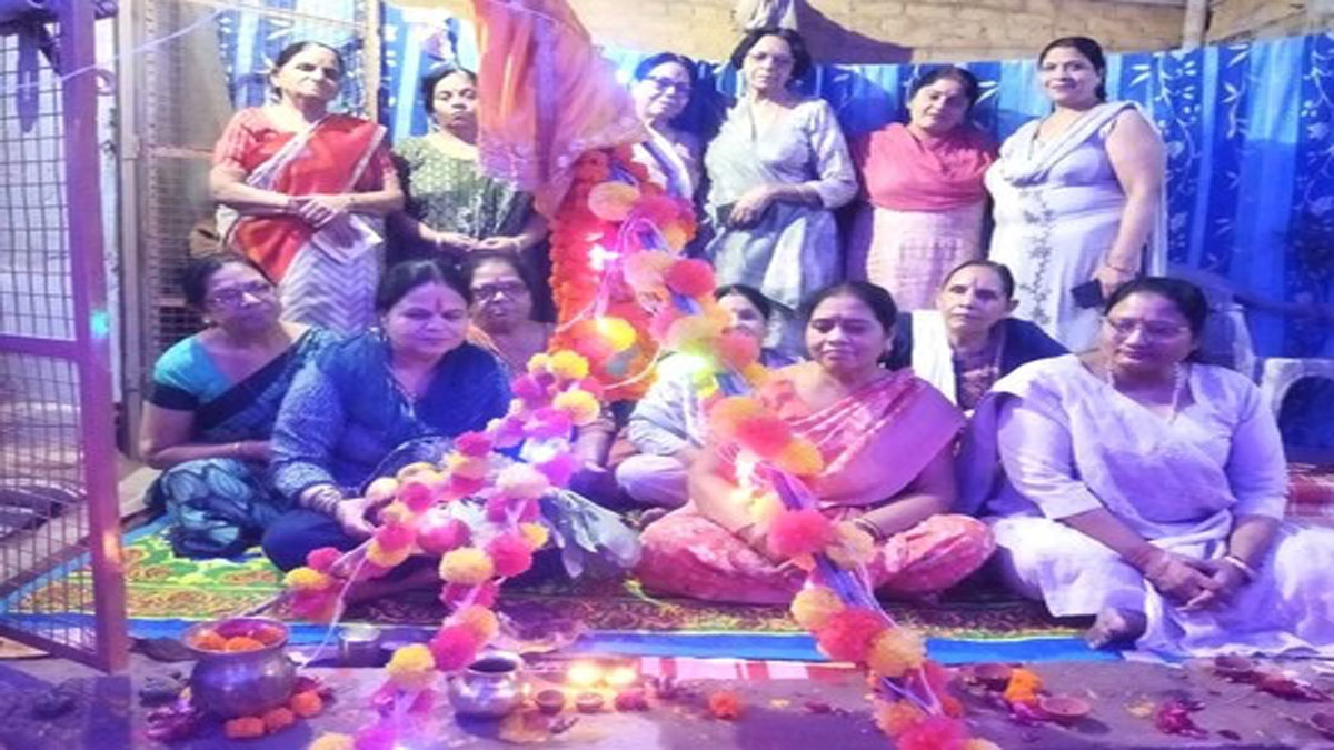 निर्जल व्रत रख महिलाओं ने डूबते सूर्य को दिया अर्घ्य, छठ मैया के गीतों से गूंजा चंदौसी