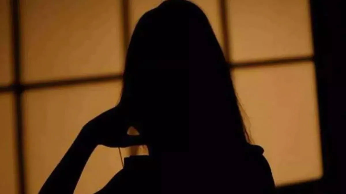 देहरादून की शांत वादियों में शर्मनाक वारदात: स्कूल से लौट रही छात्राओं से बेकरी कर्मचारियों ने की छेड़छाड़, दो आरोपी गिरफ्तार, एक फरार