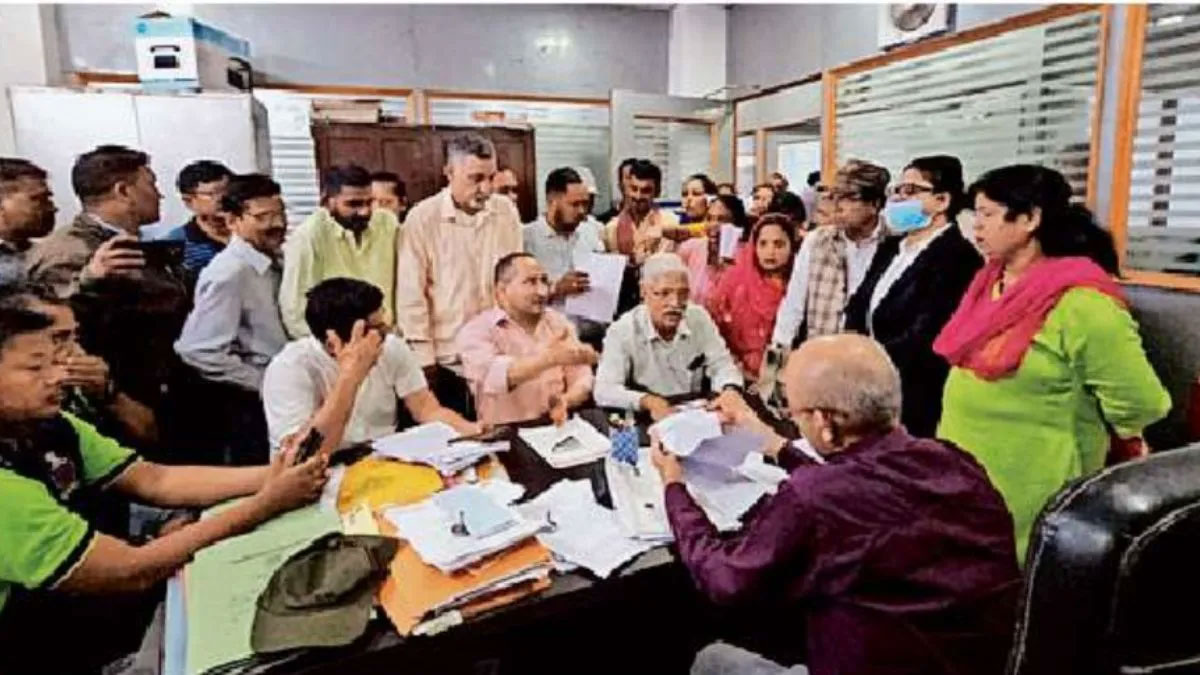 देहरादून में स्मार्ट मीटर पर बवाल: चार गुना बढ़े बिजली बिलों से लगे आरोप, भाजपा पार्षदों ने घेरा इंजीनियर का दफ्तर