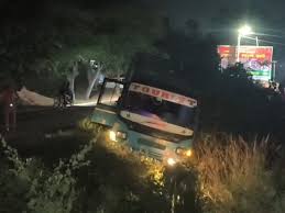 एटा में दर्दनाक बस हादसा: ड्राइवर भागने की कोशिश में बस गहरे गड्ढे में पलटी, कई यात्री घायल