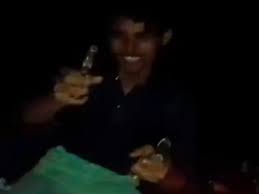 महोबा: पुलिस की चूक,कस्टडी में आरोपी बना रहे थे रील! वीडियो वायरल
