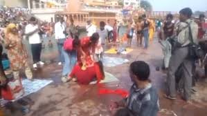 हर की पौड़ी पर तीन महिलाओं में भिड़ंत, तीर्थ यात्रियों को टीका लगाने को लेकर हुआ विवाद, वीडियो वायरल