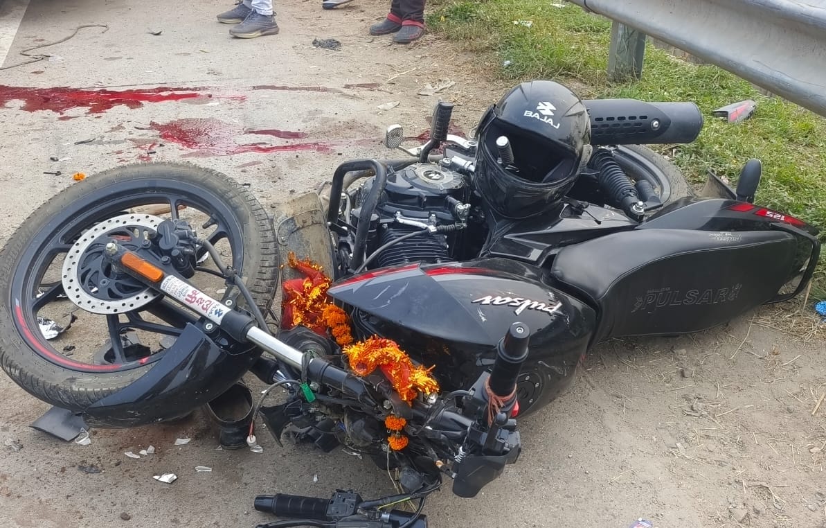वाराणसी में बाइक और ट्रक की टक्कर में दो युवकों की मौत, तीसरा घायल,चालक हिरासत में 