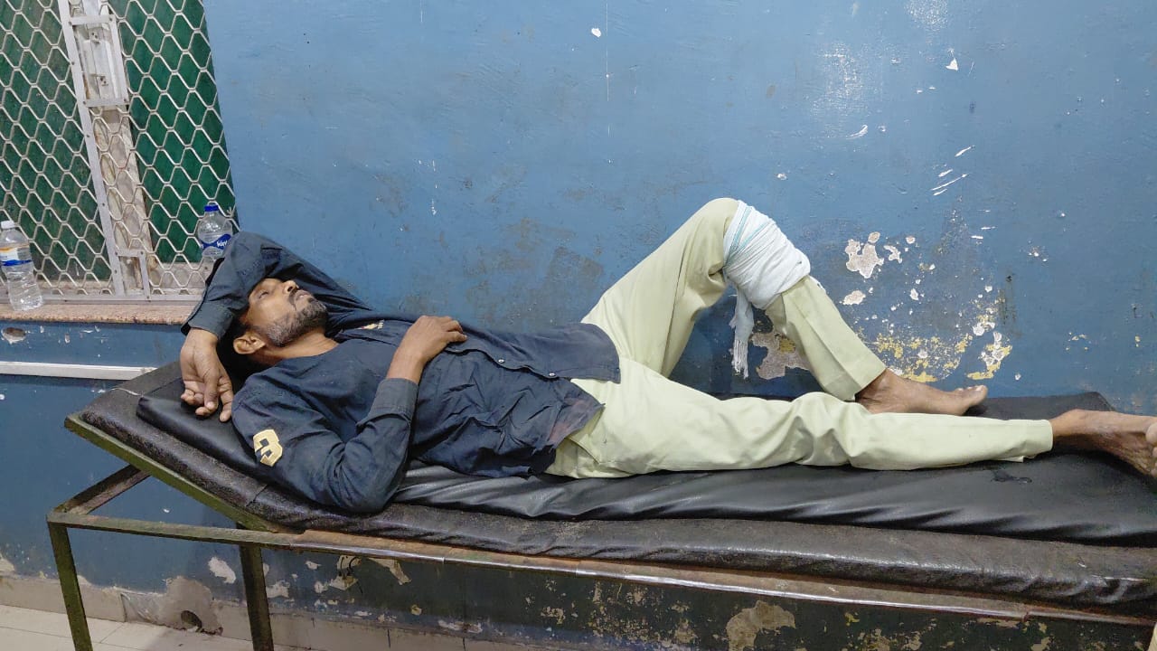 बांदा में पुलिस मुठभेड़ के बाद दो शातिर चोर गिरफ्तार, एक घायल