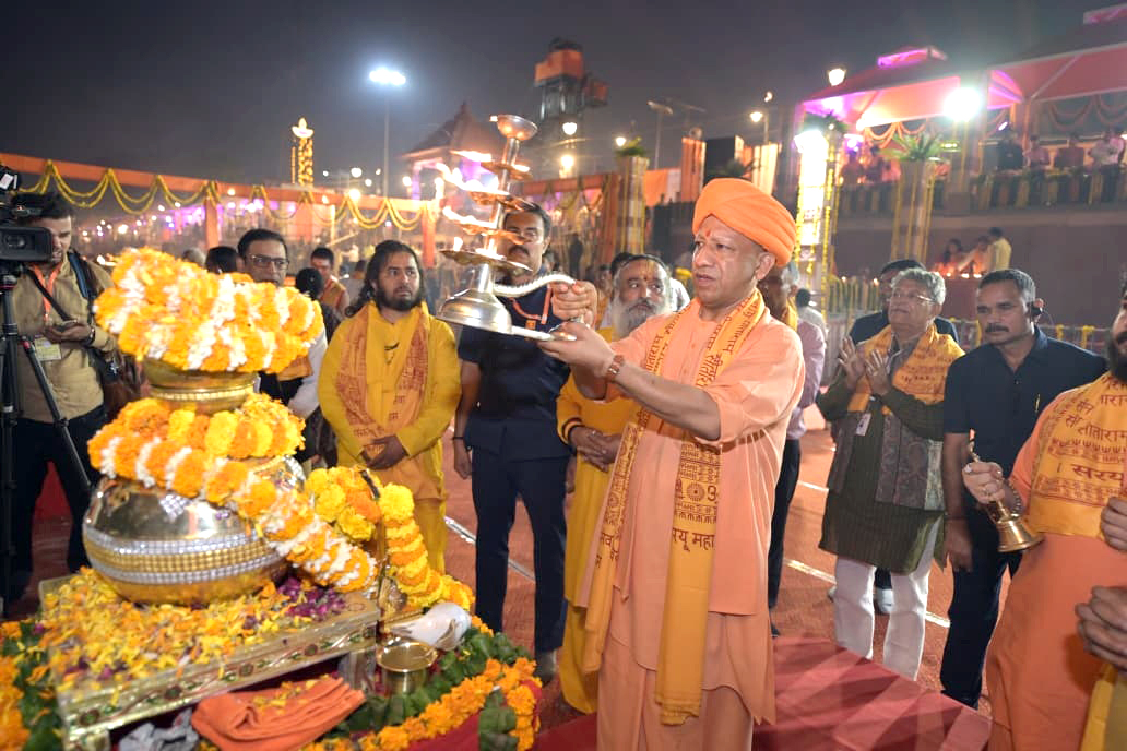 अयोध्या के दीपोत्सव में जले 26 लाख 11 हजार 101 दीये, CM योगी ने विपक्ष पर साधा निशाना