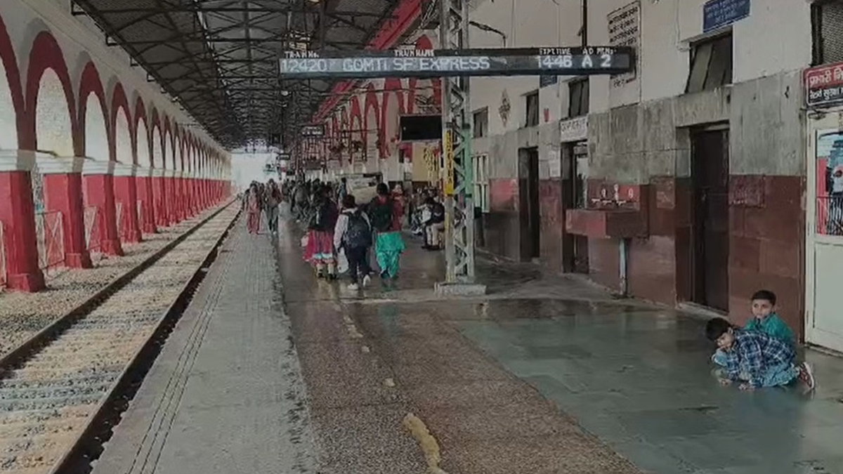 गुजरात से रूठकर अलीगढ़ पहुंची 17 वर्षीय किशोरी: हरिद्वार एक्सप्रेस में सफर के बीच पिता के फोन ने बदला पूरा घटनाक्रम