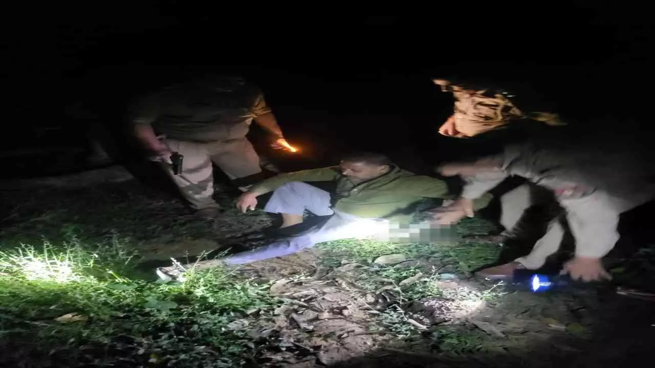 मेरठ में कुख्यात गोकश बबुआ की पुलिस से मुठभेड़, पैर में लगी गोली और अवैध हथियार बरामद