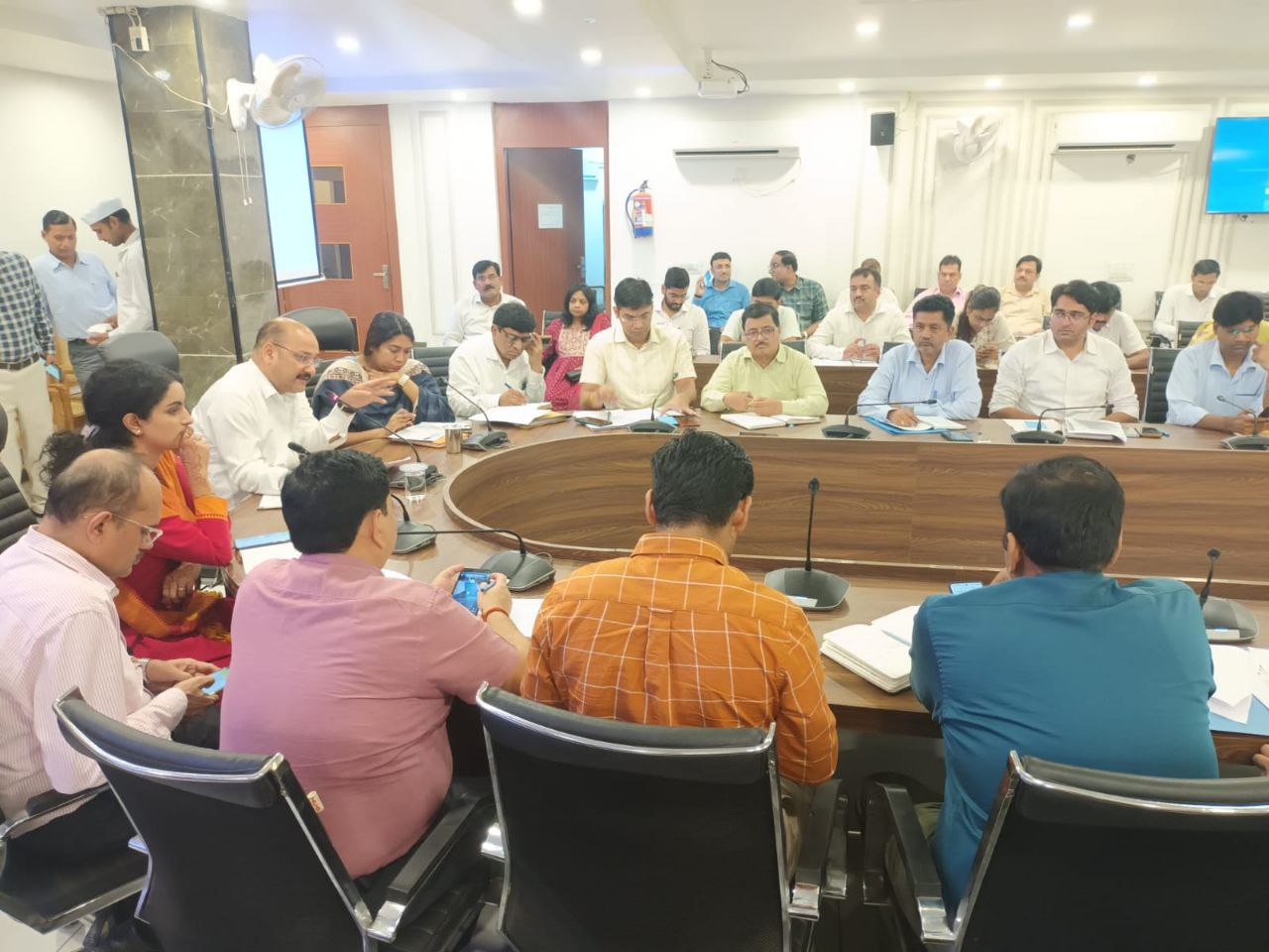 मेरठ जिलाधिकारी ने IGRS में लापरवाही पर 24 अफसरों का वेतन रोका, रैंक गिरने पर जताई सख्त नाराजगी
