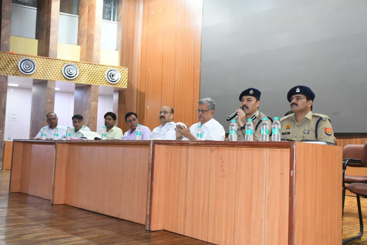 मेरठ में डीएम और एसएसपी ने यूपी पुलिस भर्ती की तैयारियों को लेकर की समीक्षा बैठक