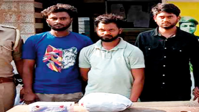 मेरठ में टाइटन वर्ल्ड शोरूम मैनेजर से लूट के तीन आरोपियों को पुलिस ने किया गिरफ्तार