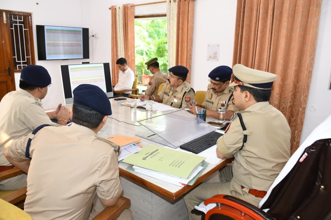 मेरठ में डीआईजी कलानिधि नैथानी की अपराध समीक्षा बैठक, गढ़ मेला और त्योहारों को लेकर दिए दिशा-निर्देश