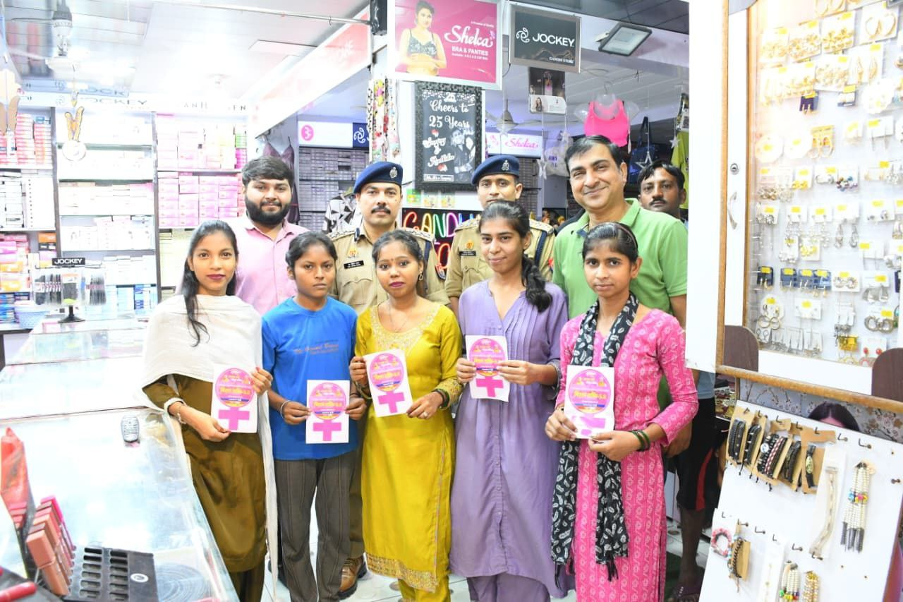 मेरठ में त्योहारी सुरक्षा के लिए एसएसपी ने पैदल गश्त और मिशन शक्ति अभियान के तहत महिलाओं से किया संवाद 