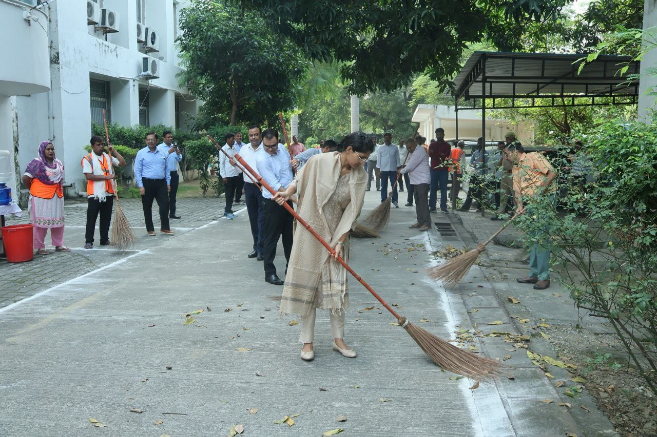 मेरठ में पश्चिमांचल विद्युत निगम ने मनाई गांधी-शास्त्री जयंती, खेल प्रतियोगिताएं और स्वच्छता अभियान रहे आकर्षण का केंद्र