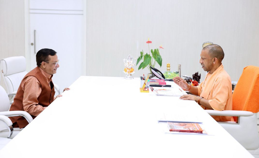 विनीत शारदा ने सीएम योगी से की मुलाकात, बोले– टूटी दुकानों वाले व्यापारियों को मिले आर्थिक मदद