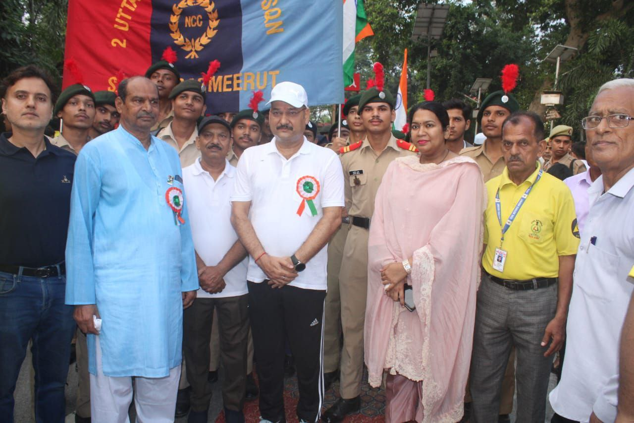 मेरठ में गांधी-शास्त्री जयंती पर जिलाधिकारी के नेतृत्व में प्रभात फेरी, शहीदों को दी श्रद्धांजलि