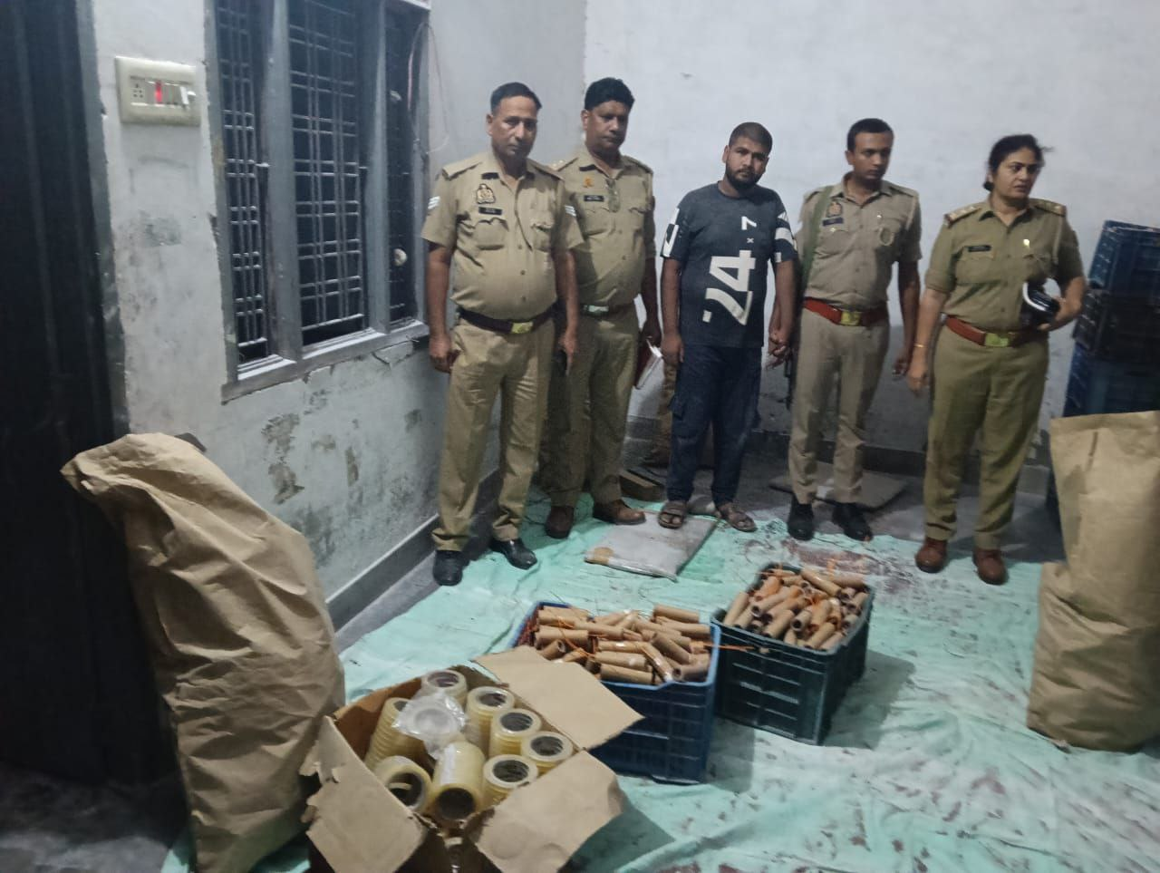 मेरठ में अवैध पटाखा फैक्ट्री का भंडाफोड़, विस्फोटक सामग्री के साथ एक गिरफ्तार