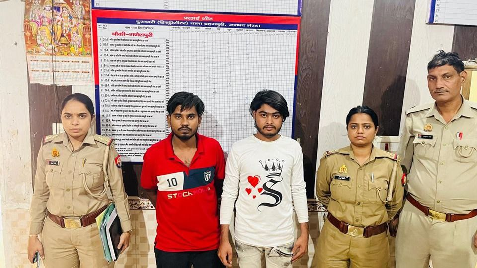 मेरठ में पुलिस ने लड़कियों पर फब्तियां कसने वाले दो मनचलों को दबोचा, मिशन शक्ति टीम की कार्रवाई