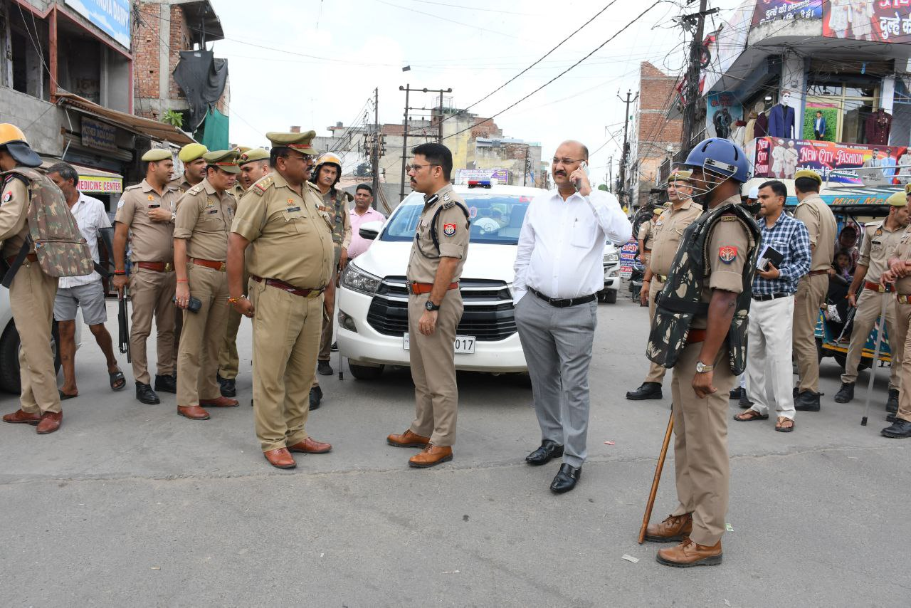 मेरठ में जुमे और त्योहारों से पहले DM-SSP ने किया फ्लैग मार्च