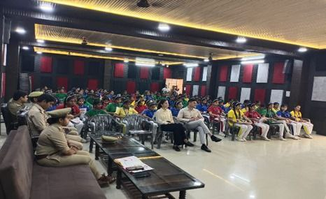 मेरठ पुलिस का साइबर जागरूकता अभियान: स्कूलों, कॉलेजों और बाजारों में दी डिजिटल सुरक्षा की जानकारी