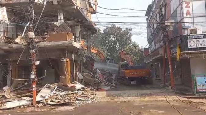 मेरठ सेंट्रल मार्केट ध्वस्तीकरण: कॉम्पलेक्स पूरी तरह जमींदोज, सुप्रीम कोर्ट के आदेश पर कार्रवाई