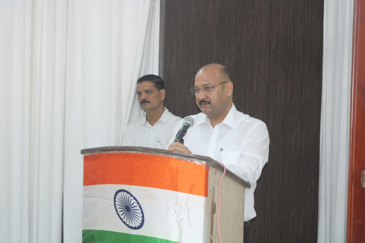 मेरठ में गांधी-शास्त्री जयंती पर ध्वजारोहण, पुष्पांजलि और सांस्कृतिक कार्यक्रमों का आयोजन