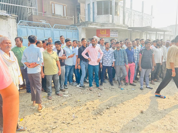 मेरठ की स्पोर्ट्स फैक्टरी में दिवाली बोनस कटौती पर कर्मचारियों का हंगामा, धरने पर बैठे