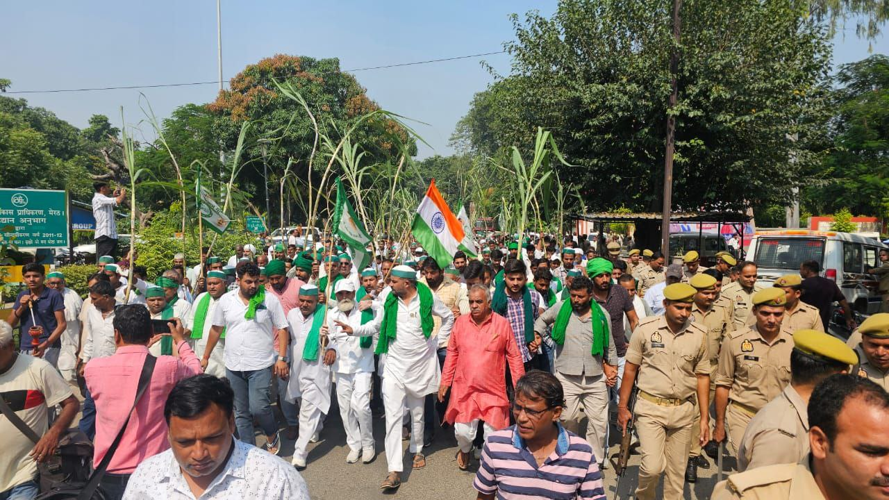 मेरठ में किसानों ने भाकियू के झंडे और गन्ना लेकर कलेक्ट्रेट घेरा, गन्ना मूल्य बढ़ाने की मांग
