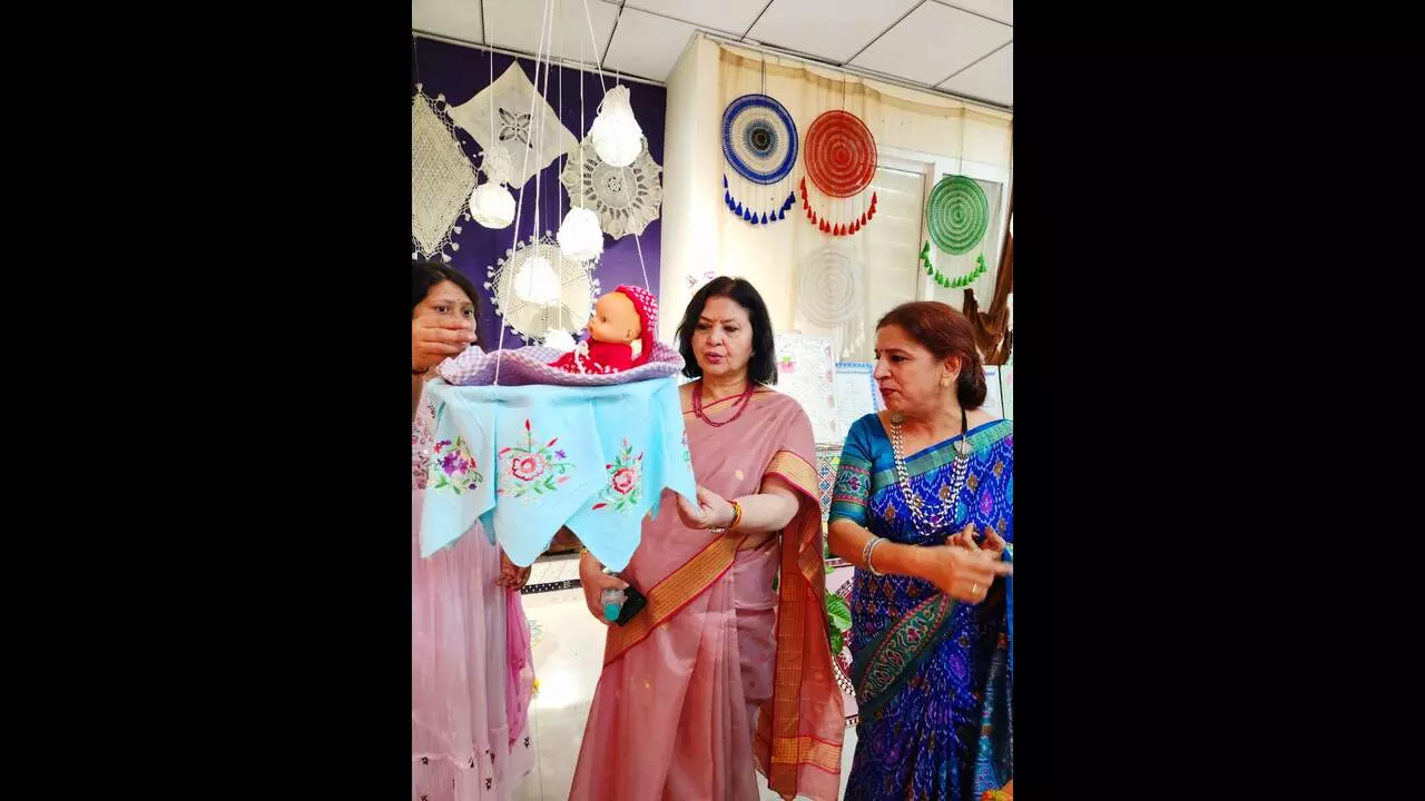 मेरठ सीसीएसयू में कुलपति ने किया 'स्वदेशी अपनाओ' अभियान का शुभारंभ, हुनर हाट में दिखा पारंपरिक कला का जलवा