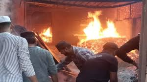 मेरठ के लाला का बाजार में हैंडीक्राफ्ट की दुकान में भीषण आग, लाखों का नुकसान